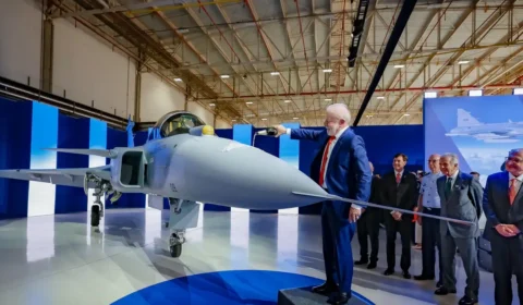 Lula batiza primeiro caça Gripen produzido no Brasil