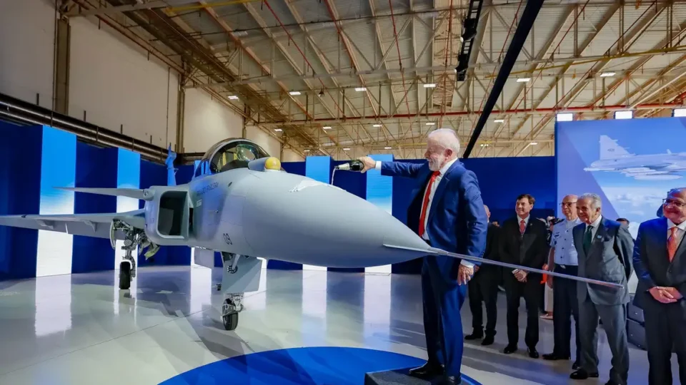 Lula batiza primeiro caça Gripen produzido no Brasil