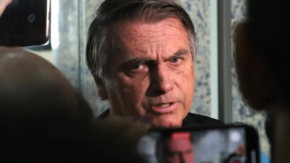 Defesa pede autorização do STF para que Bolsonaro possa operar ombro