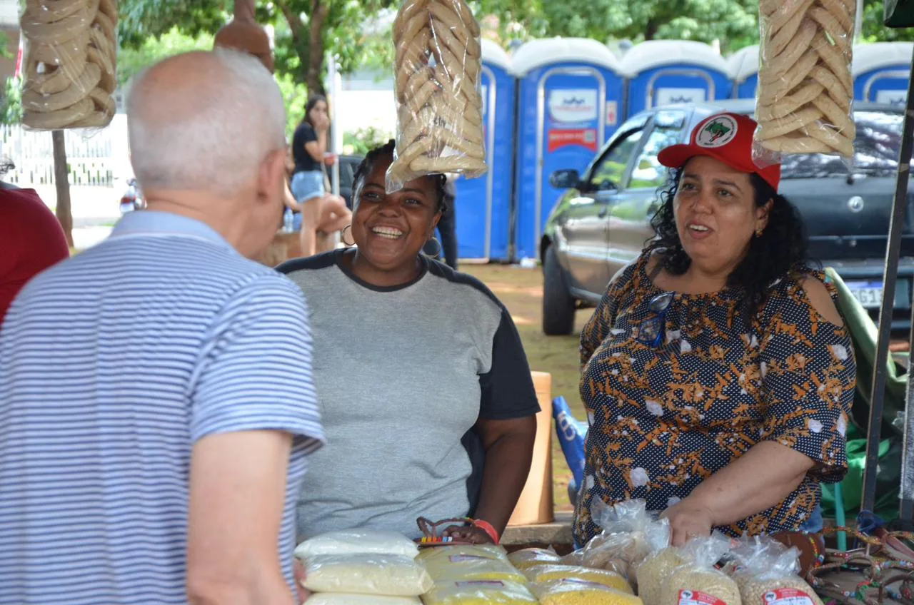 Famílias do Acampamento Dom Tomás Balduíno na Feira Estadual da Reforma Agrária de Goiás