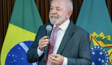 Lula diz a ministros que Flávio Bolsonaro vai entregar Brasil para Trump se for eleito