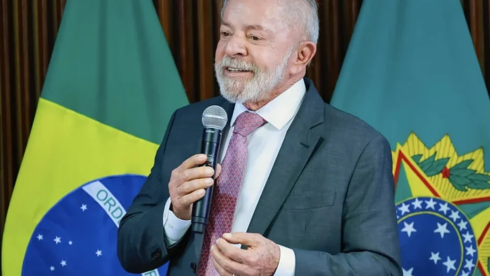 Lula diz a ministros que Flávio Bolsonaro vai entregar Brasil para Trump se for eleito