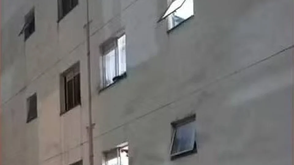 Mulher pula de prédio com filha de 2 anos no colo para fugir de agressões do marido