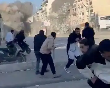 Pessoas correm no Líbano, após ataques entre Hezbollah e Israel em meio ao conflito entre os EUA e Israel com o Irã. Imagem: Reuters