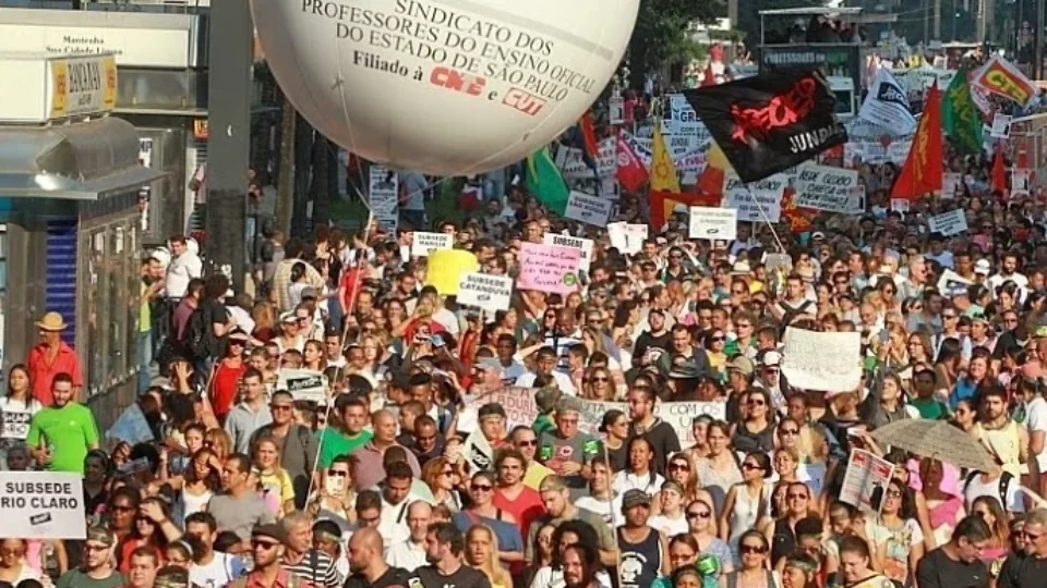 Professores da rede estadual de SP anunciam greve para 9 e 10 de abril