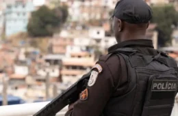 Ônibus é queimado em reação a operação policial no Morro dos Prazeres, no RJ