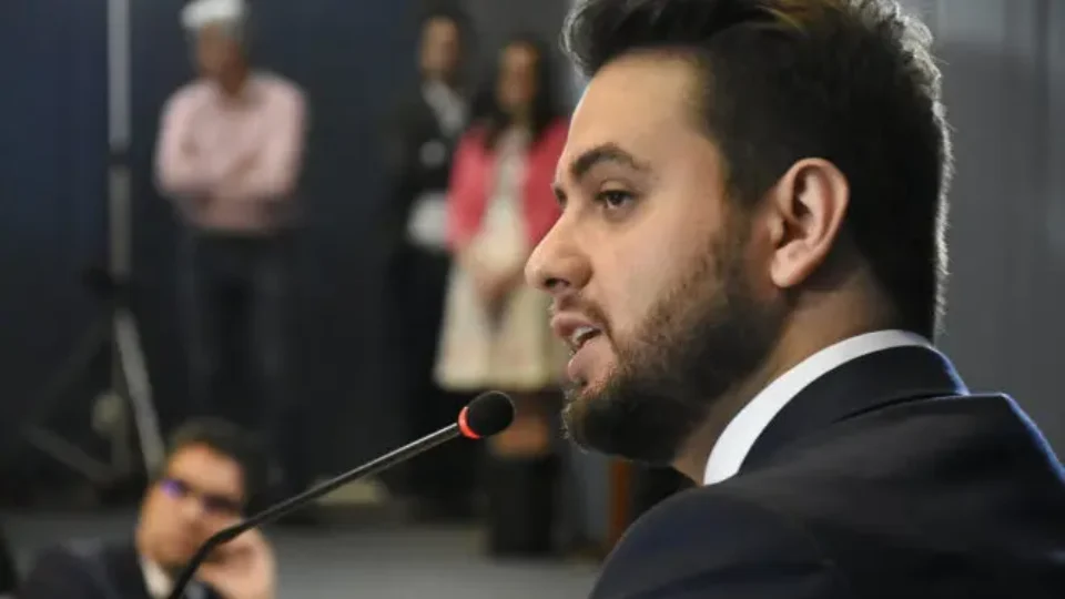 Moraes nomeia para cargo no STF delegado que indiciou Bolsonaro por trama golpista