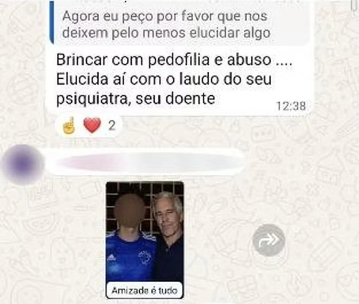 Em conversa, aluno responde com figurinha do WhatsApp com Epstein — Foto: Arquivo Pessoal