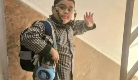 Foto de menino iraniano acenando para a mãe antes de morrer em bombardeio viraliza