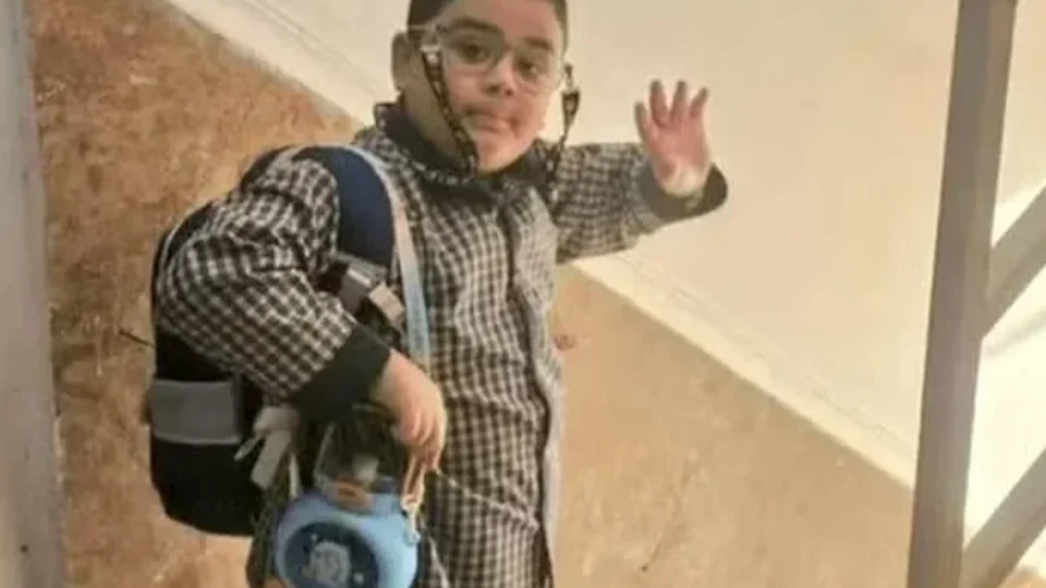 Foto de menino iraniano acenando para a mãe antes de morrer em bombardeio viraliza