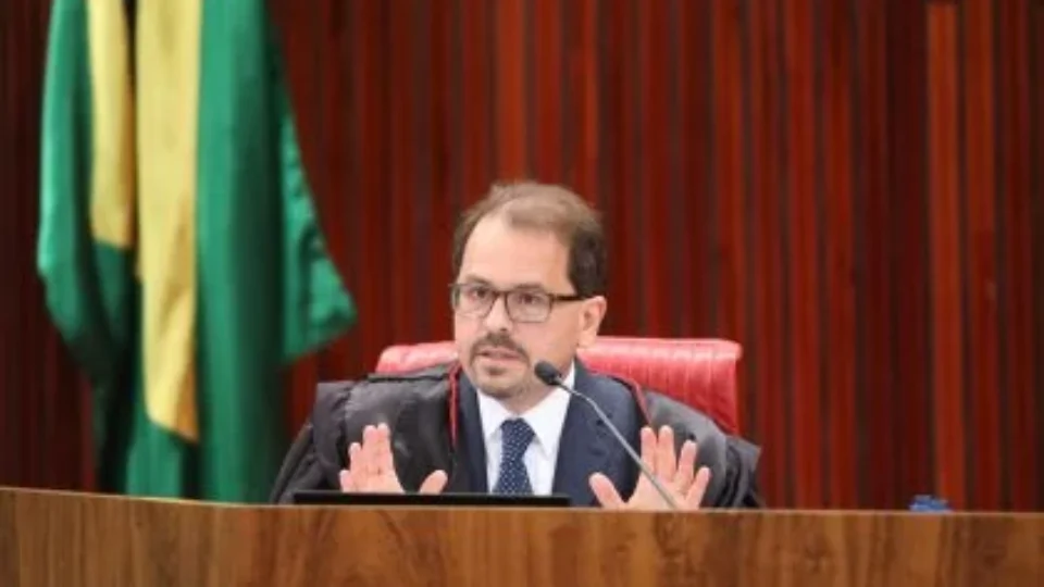 Ministro do TSE abre divergência e vota por cassação em caso de desvio de cota racial