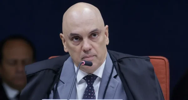 Moraes deve analisar se carta divulgada por Flávio violou prisão domiciliar de Bolsonaro