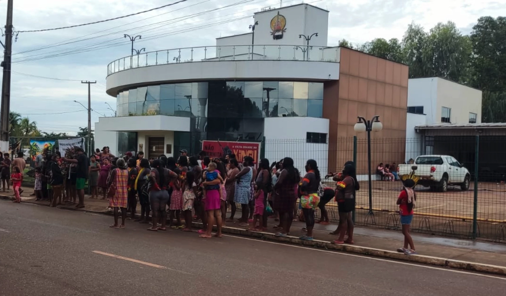 Mais de 100 indígenas estão acampados no prédio da coordenação regional da Funai, em Altamira (PA). Foto: Divulgação