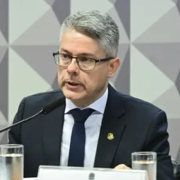 Senado contesta processo de família de Moraes contra Alessandro Vieira