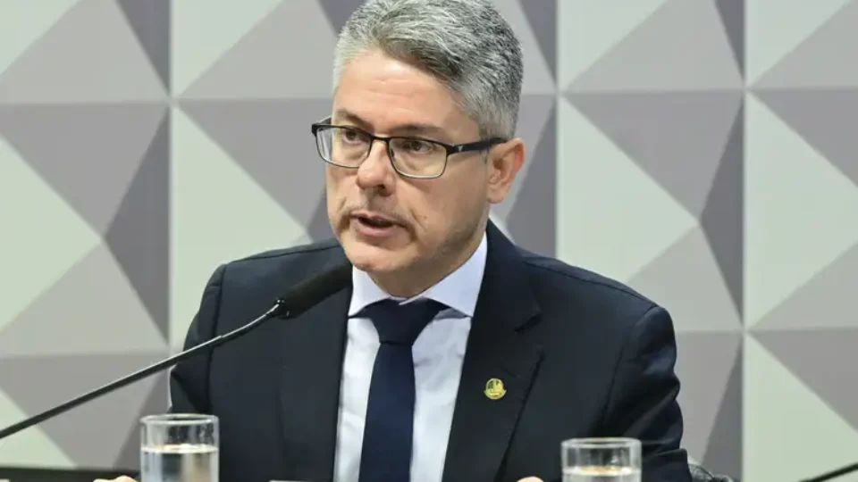 Senado contesta processo de família de Moraes contra Alessandro Vieira
