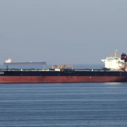 Tráfego de navios diminui em Ormuz após retomada da escalada entre Irã e EUA