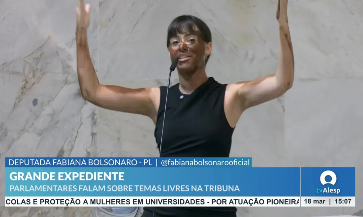 Fabiana Bolsonaro fazendo blackface na Alesp. Foto: Reprodução/ Tv Alesp