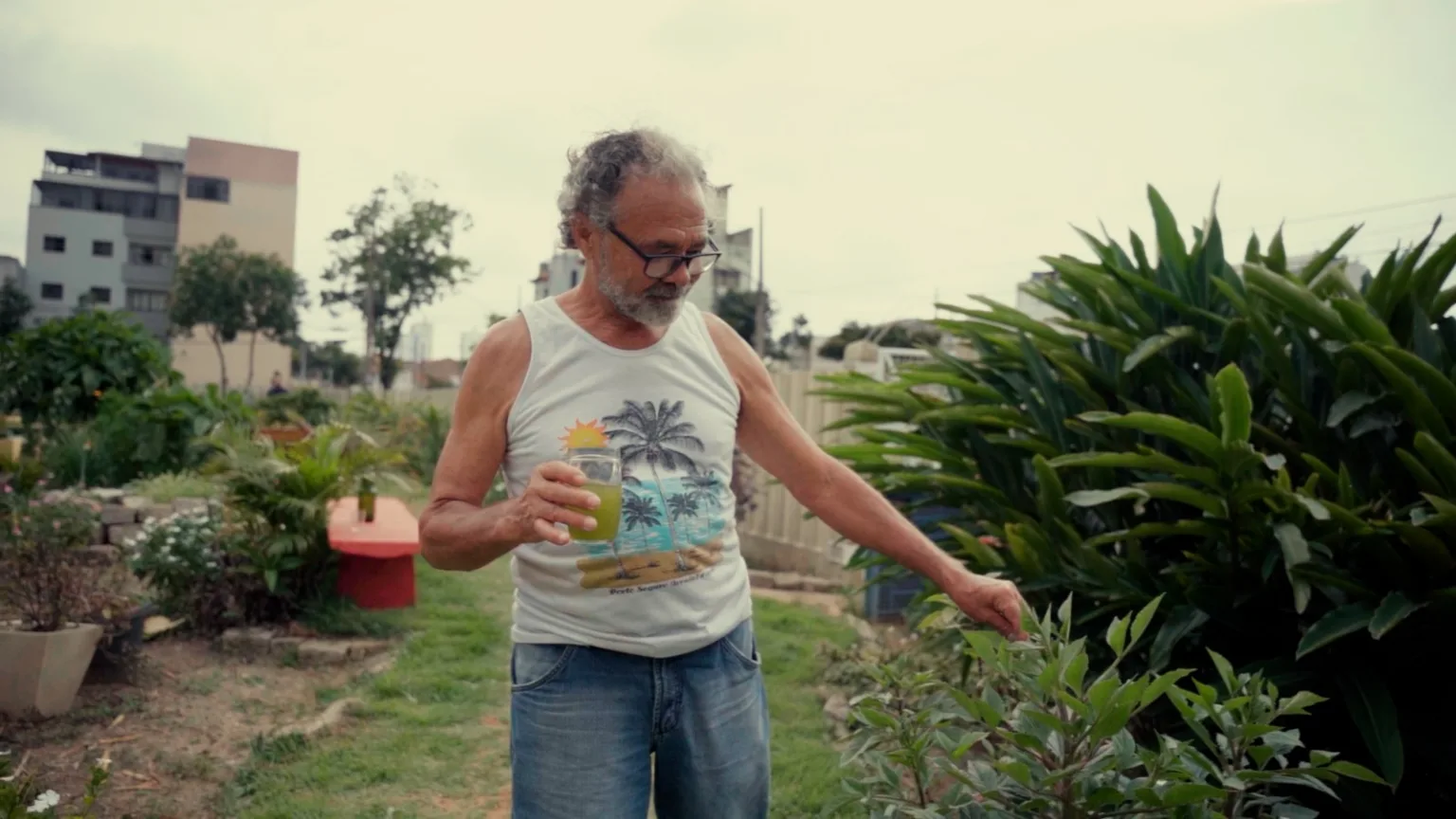O Profeta, orgulhoso do resultado de seu trabalho e empunhando um copo de suco preparado com ingredientes da horta (Foto: Iolanda Depizzol/Brasil de Fato)