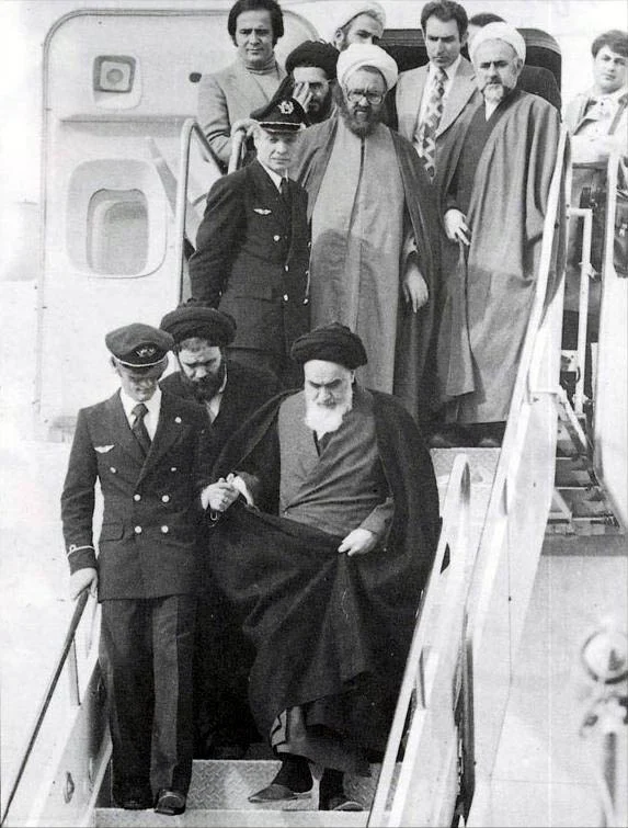 O aiatolá Khomeini retorna ao Irã após 14 anos de exílio em 1º de fevereiro de 1979. Ele é auxiliado a desembarcar do avião por um dos pilotos da Air France.