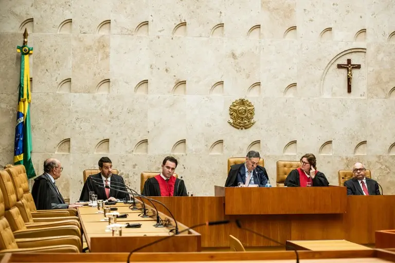 Na foto, o Plenário do STF com um crucifixo fixado na parede. Mesmo em um Estado laico, a religião é usada estrategicamente acima da lei com frequência para justificar decisões políticas. Foto: Emanuelle Sena/AscomAGU