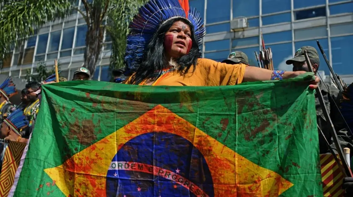 Povos indígenas meio ambiente Sônia Guajajara em protesto contra políticas de legislação ambiental durante o governo Bolsonaro. Foto: Carl de Souza / AFP