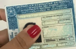 Projeto quer criar CNH diferente para carros automáticos e manuais; proposta avança na Câmara