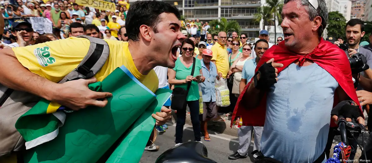As plataformas digitais, com sua lógica de colocar usuários em bolhas para garantir o engajamento, têm se beneficiado economicamente da polarização política no país. Em manifestações, sujeitos de campos ideológicos opostos são, frequentemente, protagonistas de episódios de enfrentamento.