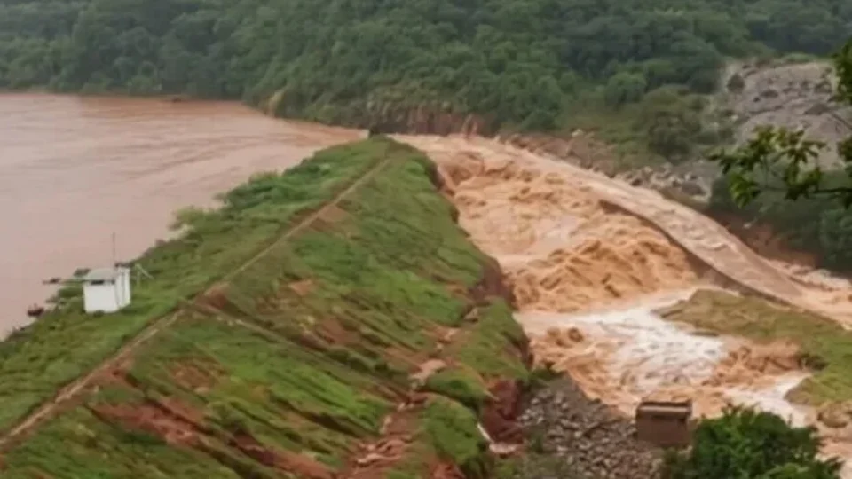 ‘Dá aflição’: moradores fogem de barragem que pode se romper em Minas Gerais
