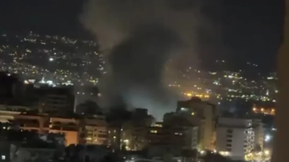 Explosões atingem zona diplomática na Arábia Saudita; embaixada dos EUA é incendiada