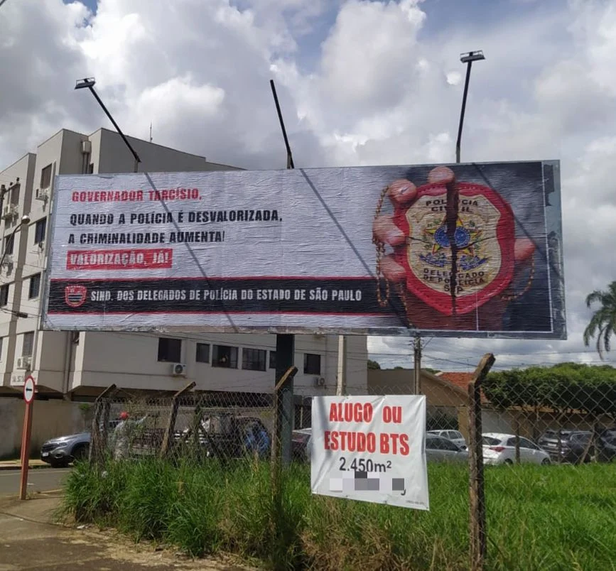 Outdoor com manifestação de policiais em SP
