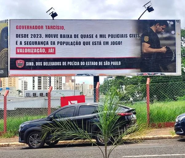 Outdoor com manifestação de policiais em SP.