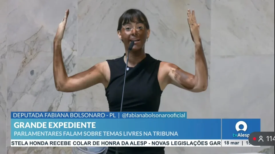 Fabiana Bolsonaro faz blackface durante fala transfóbica e deputada do PSOL denuncia
