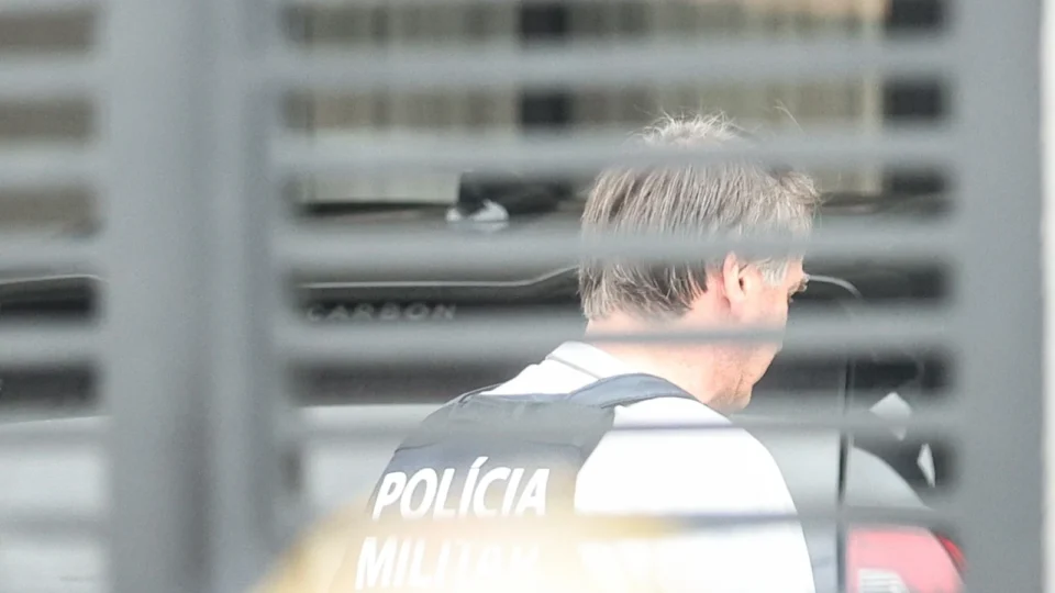 Aliados de Bolsonaro reclamam de regras de Moraes para domiciliar; defesa estuda recorrer