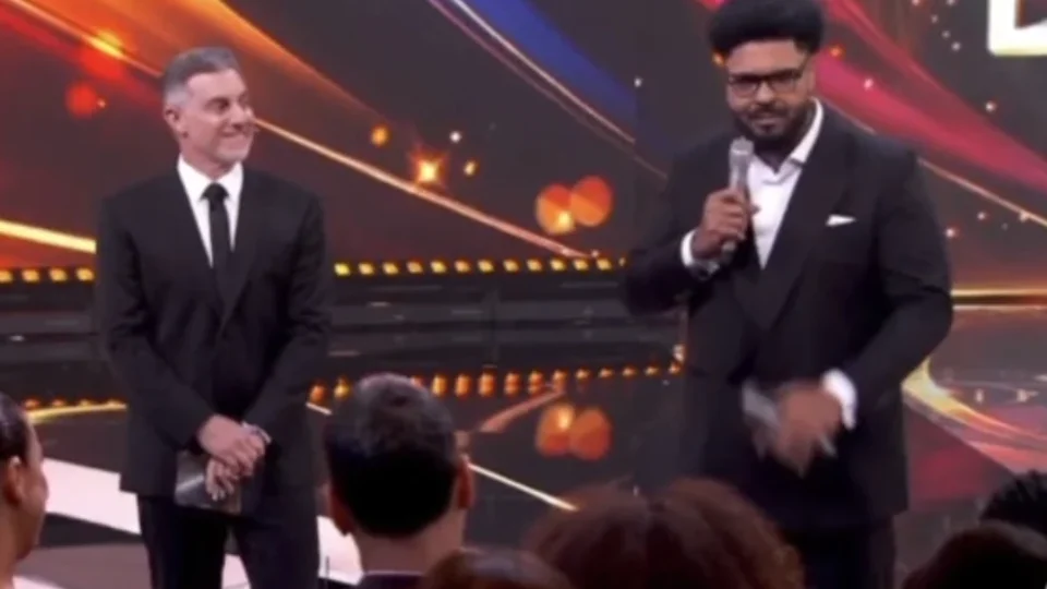 Paulo Vieira ironiza ‘PowerPoint do Vorcaro’ em premiação ao vivo na Globo