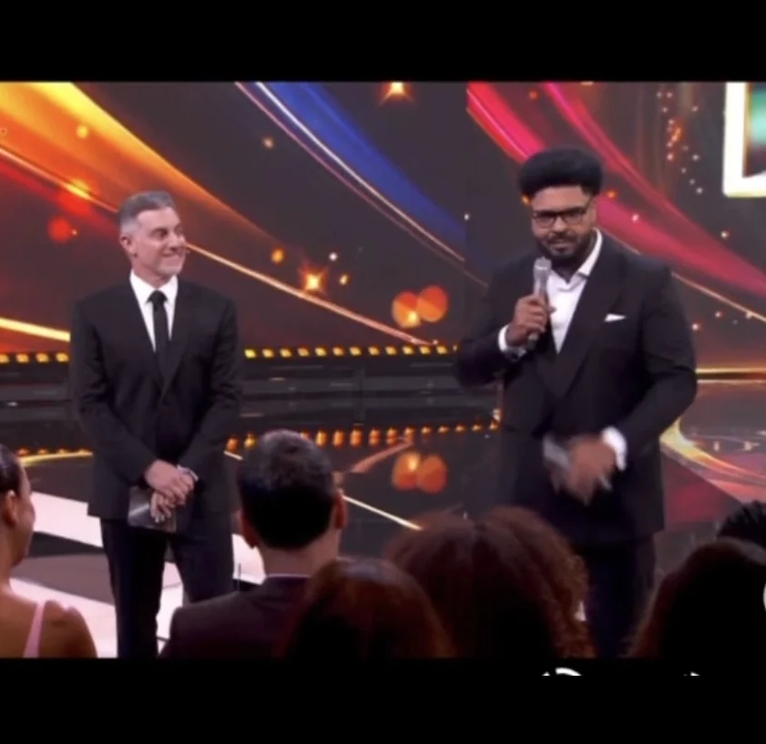 Paulo Vieira ironiza ‘PowerPoint do Vorcaro’ em premiação ao vivo na Globo