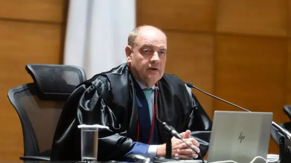 Governador interino do RJ exonera aliados de Castro e nomeia ex-integrante da gestão Paes