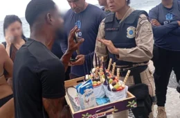 Ambulante cobra R$ 700 de turistas por dois açaís e acaba preso no Rio de Janeiro
