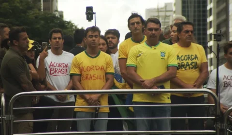 Sem Michelle, ato da direita em SP vira palanque para Flávio Bolsonaro