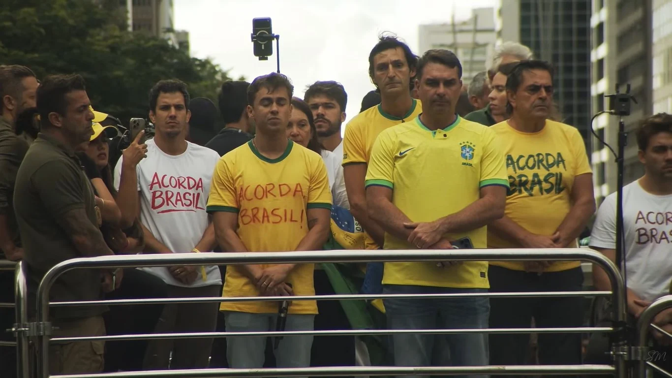 Flávio Bolsonaro e Nikolas Ferreira durante ato da extrema direita na Avenida Paulista, em 1 de março de 2026