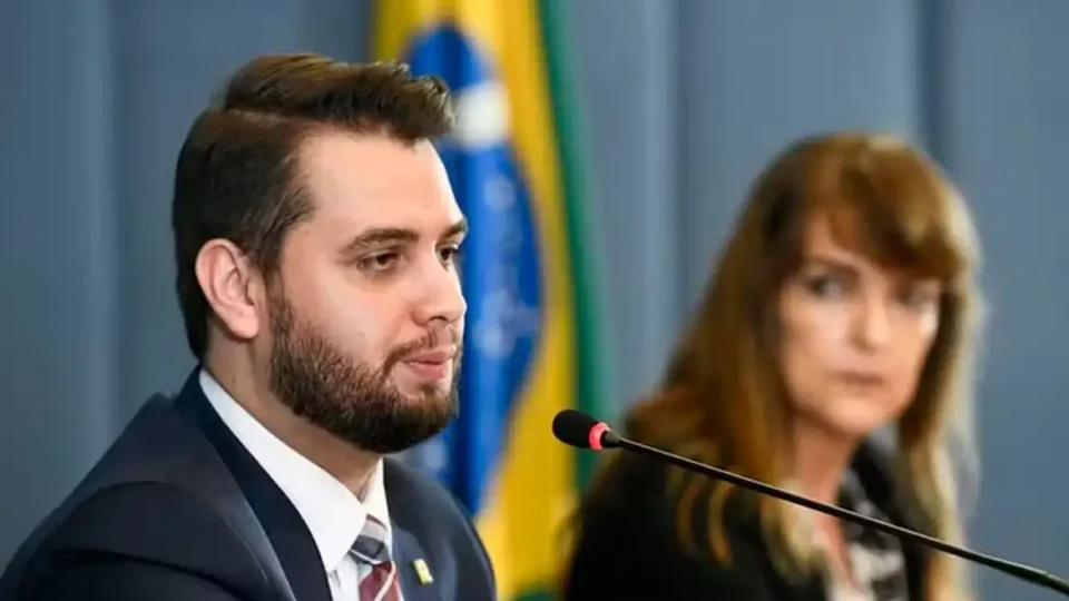 Moraes manda Filipe Martins voltar para presídio no Paraná