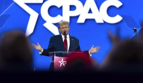 Evento conservador nos EUA critica prisão de Bolsonaro e veto a conselheiro de Trump