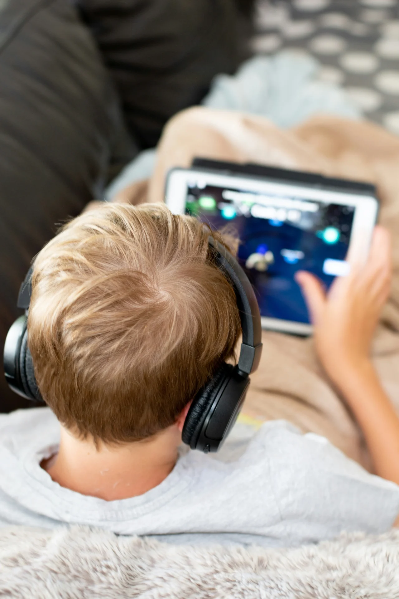 emily-wade-menino-jogando-tecnologia-unsplash
