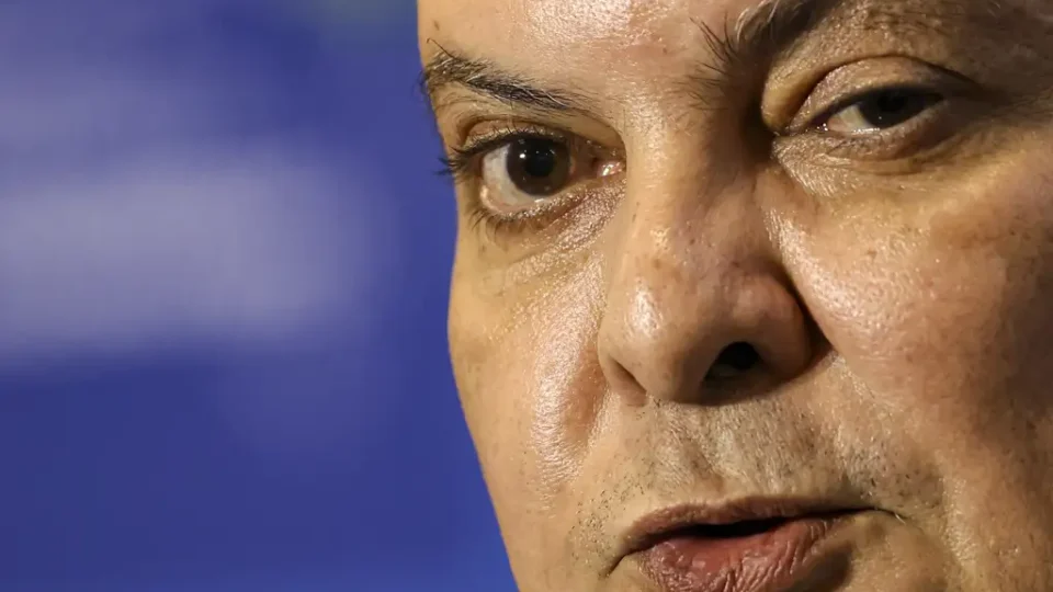 Ibaneis deixa governo para disputar Senado em meio a crise do BRB e caso Master
