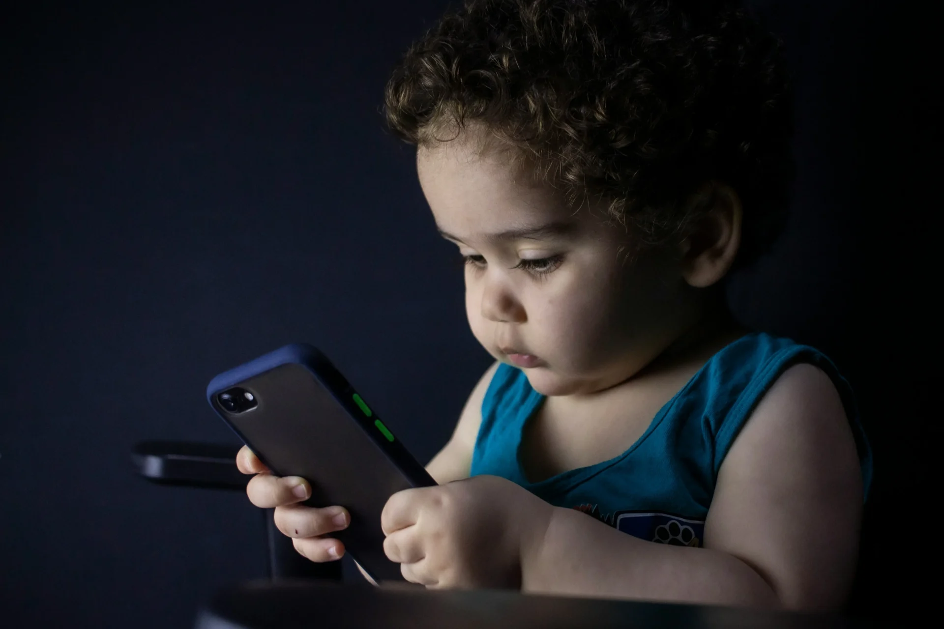 hessam-nabavi-bebe-celular-tecnologia-unsplash