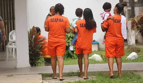 Justiça mantém mães presas com filhos enquanto concede domiciliar a Bolsonaro