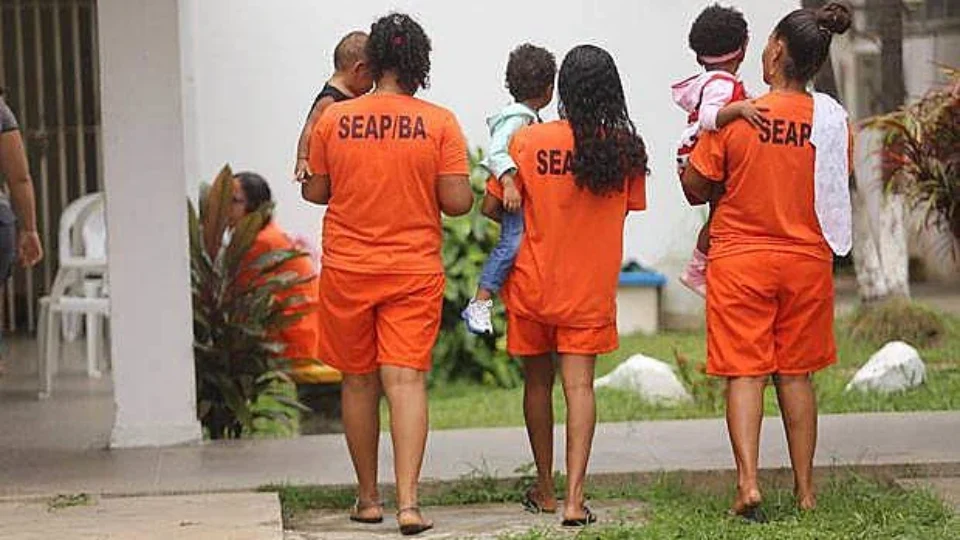 Justiça mantém mães presas com filhos enquanto concede domiciliar a Bolsonaro