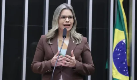 Deputada bolsonarista atua contra ensino de cultura africana e indígena; DPU repudia