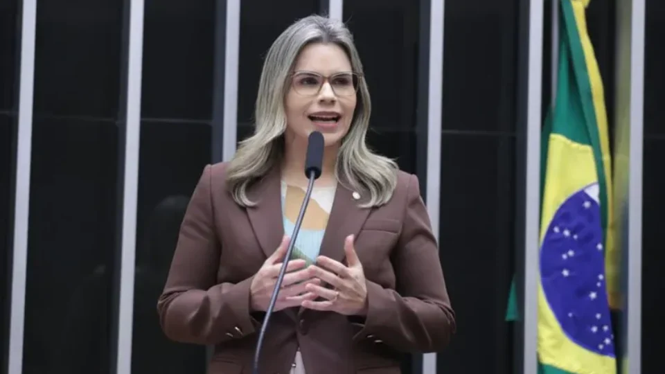 Deputada bolsonarista atua contra ensino de cultura africana e indígena; DPU repudia