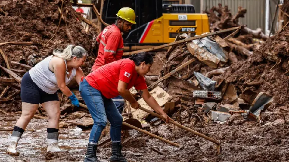Sobe para 72 o número de mortos nas chuvas em Minas Gerais