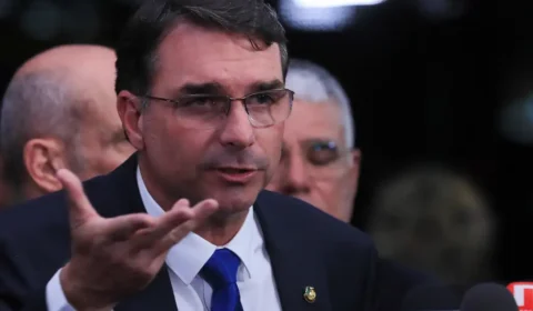 Flávio Bolsonaro não explica doação de R$ 3 mi de operador de Vorcaro para seu pai